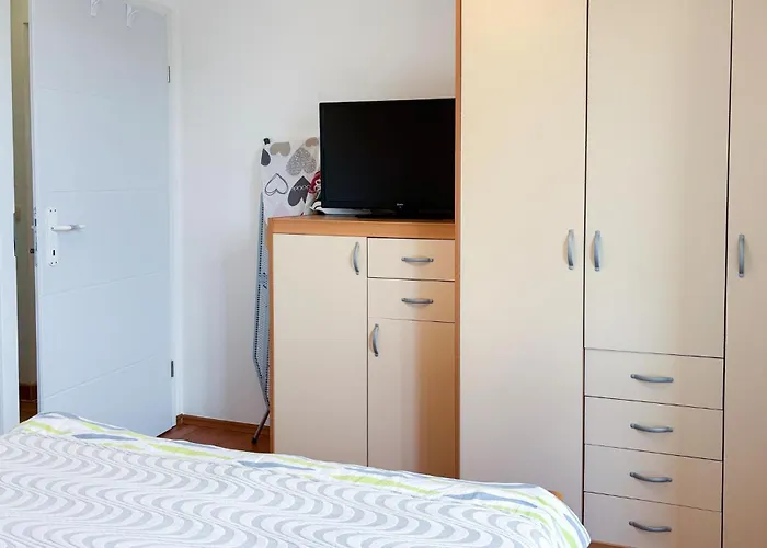 1 Bedroom Lovely In Apartment *